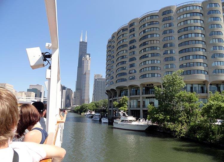 Безпека у Чикаго Безпечна зона у центрі Чикаго з охоронцями та освітленням, що підкреслює важливість безпеки для туристів 2026 року