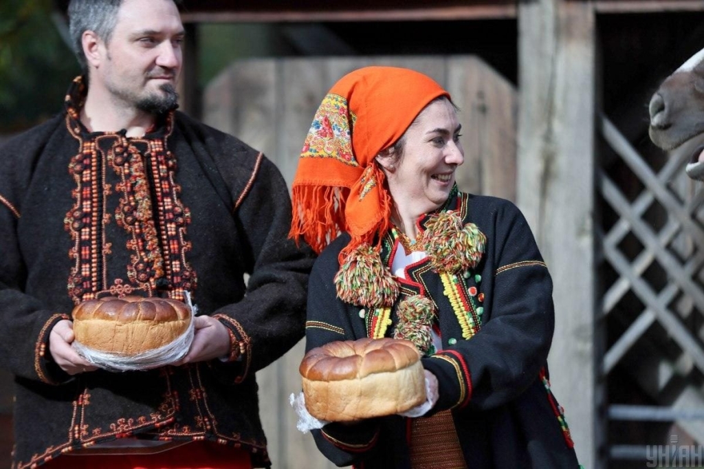 Як святкують традиційне гуцульське весілля: яскравий фоторепортаж зі Львова 19 Як святкують традиційне гуцульське весілля: яскравий фоторепортаж зі Львова