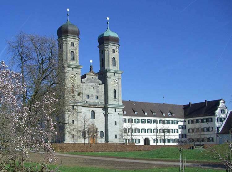 Місто біля озера Місто Фрідріхсхафен біля озера Боден з мальовничими краєвидами і сучасною архітектурою, натхненне історичною спадщиною та технологіями.