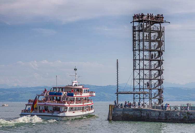 Місто і озеро Загальний вид на Фрідріхсхафен з озера, відображає гармонію історичної спадщини і сучасних інновацій у архітектурі.