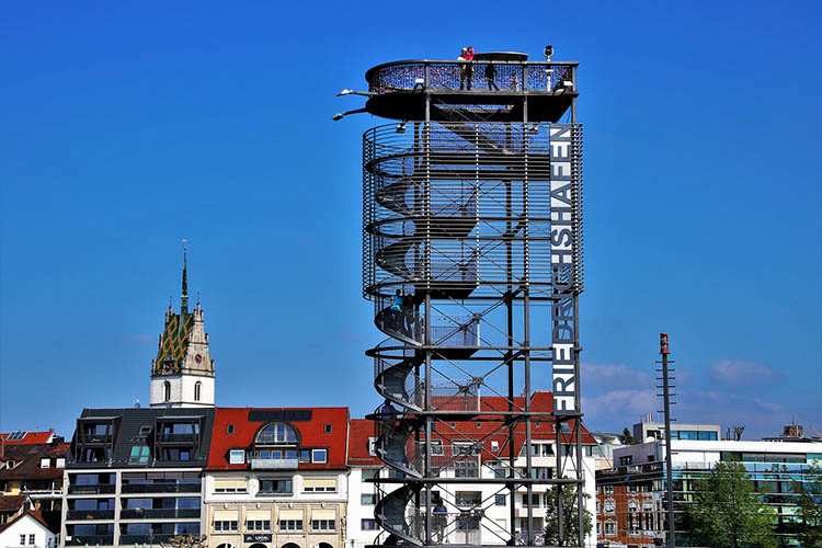 Історія та сучасність Архітектурний пейзаж Фрідріхсхафена з історичними спорудами та сучасними елементами, натхненний традиціями і інноваціями.