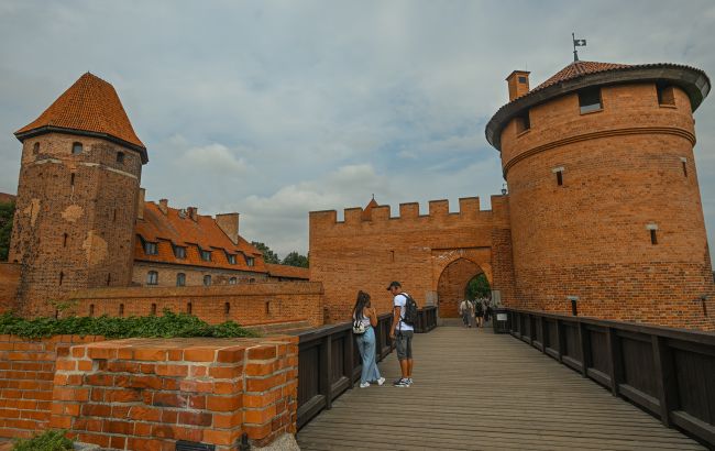 Гігант з цегли, де жили хрестоносці: де знаходиться та чим вабить туристів найбільший замок планети Гігант з цегли, де жили хрестоносці: де знаходиться та чим вабить туристів найбільший замок планети 1