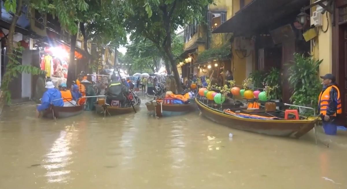 Головні туристичні місця В'єтнаму постраждали від сильної повені 2 Головні туристичні місця В'єтнаму постраждали від сильної повені 1