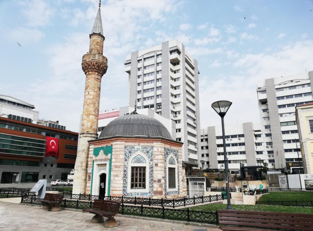 Ізмір: втеча від сірості в колоритне турецьке місто з грецьким корінням 29 Мечеть Яли в центрі Ізміра / фото Марина Григоренко