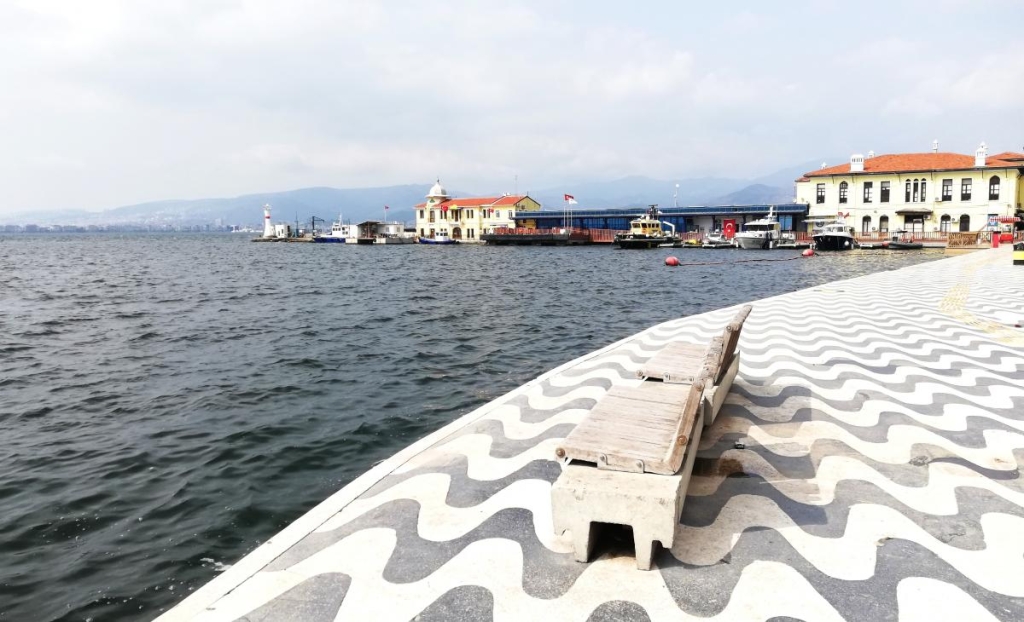 Ізмір: втеча від сірості в колоритне турецьке місто з грецьким корінням 31 Поплавати в морі в Ізмірі не вийде / фото Марина Григоренко