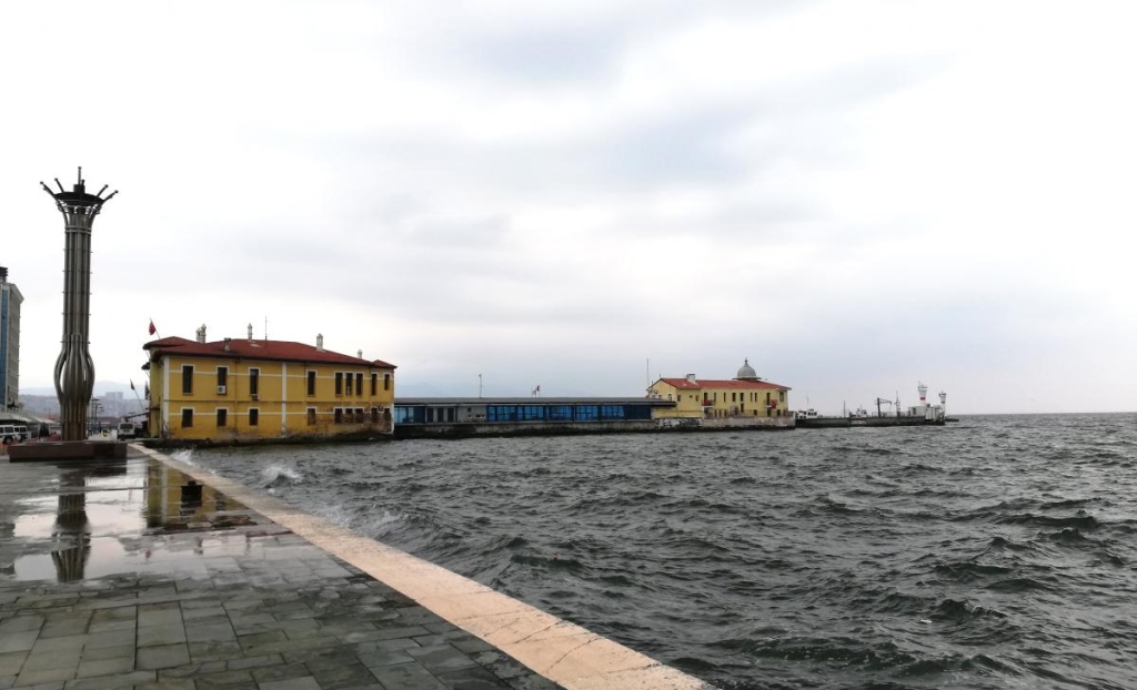 Ізмір: втеча від сірості в колоритне турецьке місто з грецьким корінням 25 Сучасний Ізмір – це великий порт і центр торгівлі / фото Марина Григоренко