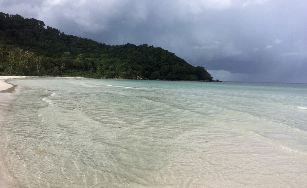 Канатна дорога над морем, дивовижні заходи сонця і білосніжні пляжі: як виглядає курорт Фукуок Канатна дорога над морем, дивовижні заходи сонця і білосніжні пляжі: як виглядає курорт Фукуок 2