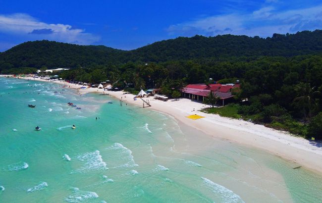 Канатна дорога над морем, дивовижні заходи сонця і білосніжні пляжі: як виглядає курорт Фукуок Канатна дорога над морем, дивовижні заходи сонця і білосніжні пляжі: як виглядає курорт Фукуок 1