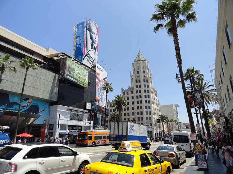 Транспорт майбутнього Візуалізація нових транспортних систем і велосипедних доріжок у Лос-Анджелесі 2026 року.