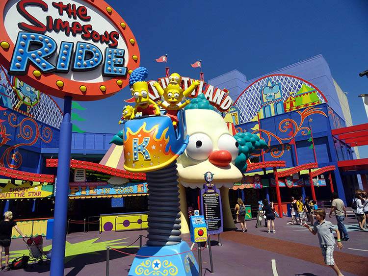 Магістралі майбутнього Міський пейзаж Лос-Анджелеса з новими транспортними вузлами та громадським транспортом 2026 року.