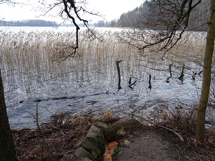 Легенда середньовіччя Зображення легендарного містечкового об'єкта біля джерела любові Мронгово 2026 року, що символізує романтичну атмосферу та історичне значення.