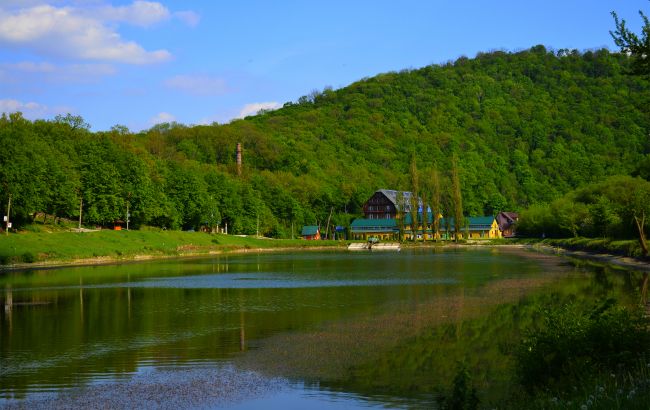 Не гірше Карлових Вар та Трускавця: чому варто відвідати курорт у Сатанові, який існує з 17 століття Не гірше Карлових Вар та Трускавця: чому варто відвідати курорт у Сатанові, який існує з 17 століття 1