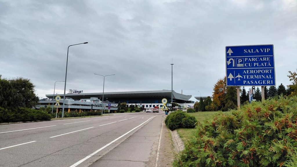 Особистий досвід: чи дійсно аеропорт Молдови – найзручніший для українців 4 Чимало автобусів приїздять прямо в аеропорт Кишинева / фото Марина Григоренко