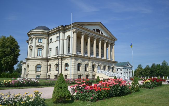 Палац Розумовських у Батурині: чому варто побачити величну резиденцію гетьманів Палац Розумовських у Батурині: чому варто побачити величну резиденцію гетьманів 1