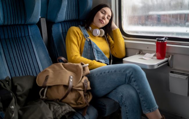 Сон у поїзді та автобусі: ці прості прийоми допоможуть відпочити у дорозі Сон у поїзді та автобусі: ці прості прийоми допоможуть відпочити у дорозі 1