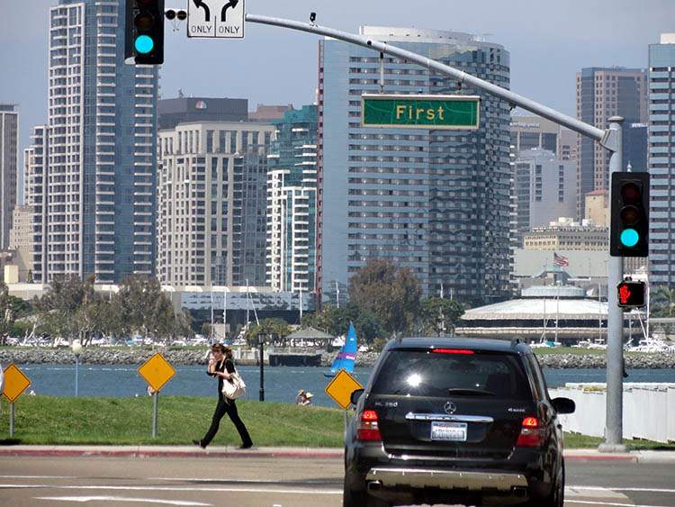 Модний стиль Модний лаунж у Каліфорнії з натуральними матеріалами та яскравими кольорами 2025 року.