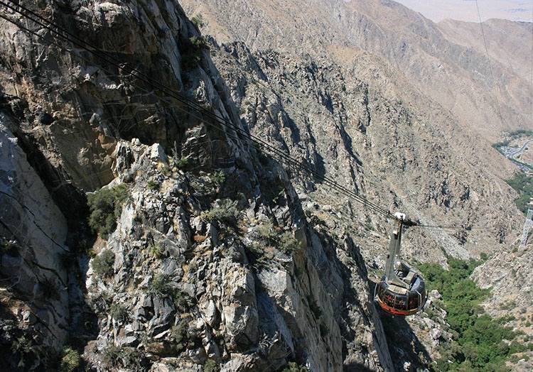 Інноваційний дизайн Візуальний акцент на сучасних технологіях і інноваціях у каліфорнійському просторі 2025 року.