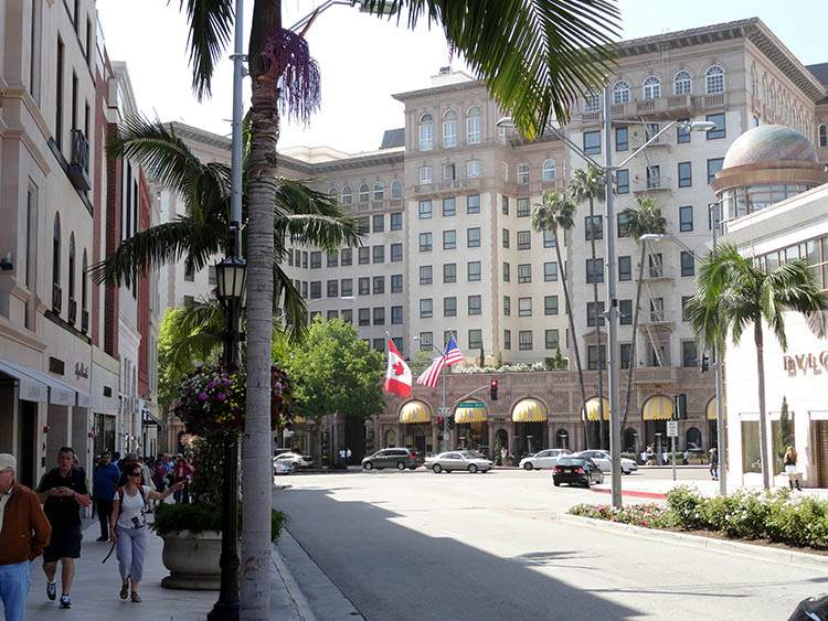 Фасад Каліфорнії Фасад сучасного каліфорнійського будинку з елементами, натхненними історією та технологіями.