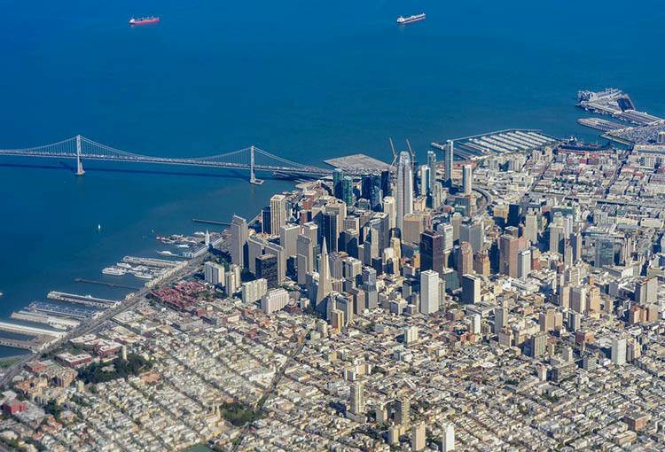 Технологічний сектор Обстановка робочої зони у сучасному каліфорнійському офісі з акцентами на технології.