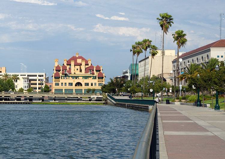 Сонячна Каліфорнія Яскрава фотографія сонячної Каліфорнії 2025 року з сучасним інтер'єром на фоні природних краєвидів, що підкреслює географічне різноманіття регіону.