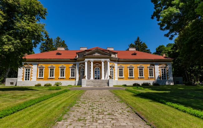 Старовинний палац на Хмельниччині, який міг би зніматися у Netflix: чому варто відвідати Самчики Старовинний палац на Хмельниччині, який міг би зніматися у Netflix: чому варто відвідати Самчики 1