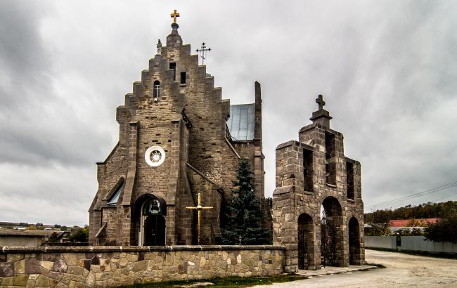 Старовинний віадук та неймовірної краси костел: це село під Тернополем варто побачити хоча б раз у житті Старовинний віадук та неймовірної краси костел: це село під Тернополем варто побачити хоча б раз у житті 1