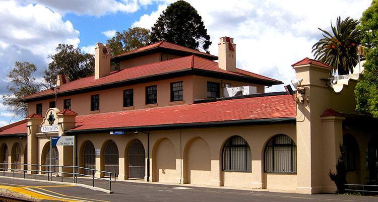 Стоктон: Місто контрастів Стоктон, Каліфорнія: краєвид міста з річкою та будівлями, що відображають історію та сучасність