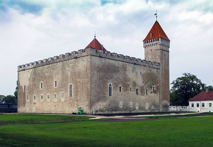 Фінно-угорська мова Фінно-угорська мова як офіційна в Естонії 2026 року, зображення мовних знаків та освітніх матеріалів на цій мові у публічних місцях.