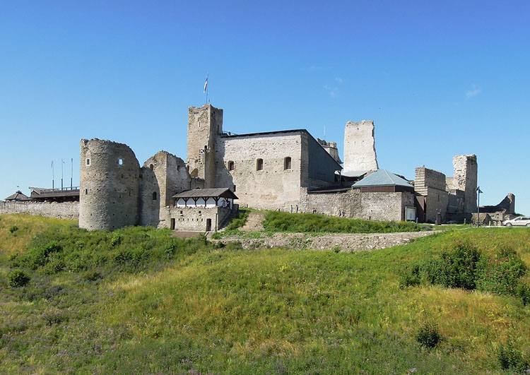 Цифрові послуги 2026 Інноваційні цифрові послуги в Естонії 2026 року, зображення технологічних пристроїв і цифрових інтерфейсів у сучасному офісі або громадському просторі.