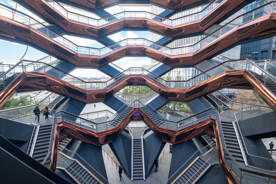 Бруклінський міст: пішохідний маршрут Бруклінський міст, пішохідна доріжка з видом на Манхеттен, Нью-Йорк