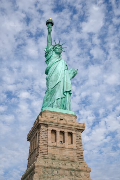 Бруклінський міст, Нью-Йорк Бруклінський міст, чудовий вид на Манхеттен, Нью-Йорк в сонячний день.