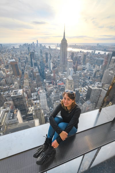 Відпочинок у парку Центральний парк в Нью-Йорку: зелені луки, дерева та міський пейзаж на фоні