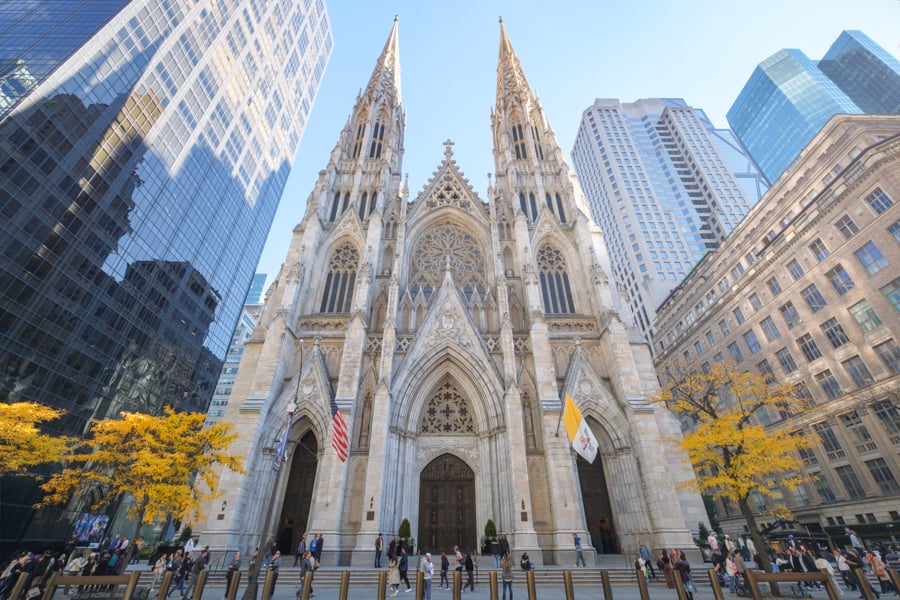 Статуя Свободи крупно Статуя Свободи, крупний план. Вид зблизька на факел та корону.