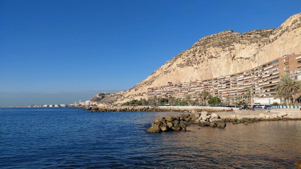 Аліканте: відмінний бюджетний курорт в Іспанії для пізнього сонця 1 В Аліканте доступні чимало варіантів розміщення біля моря / фото Марина Григоренко