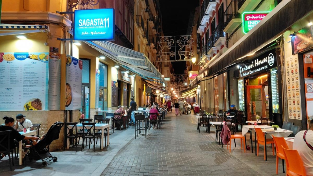 Аліканте: відмінний бюджетний курорт в Іспанії для пізнього сонця 28 В історичному центрі Аліканте багато закладів / фото Марина Григоренко