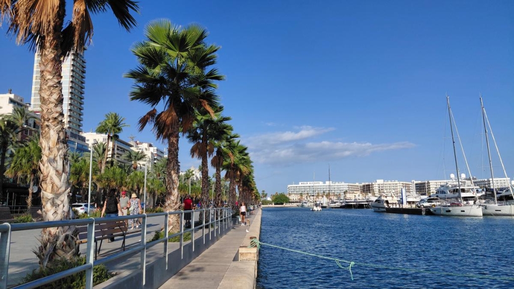 Аліканте: відмінний бюджетний курорт в Іспанії для пізнього сонця 6 Пристань для яхт в Аліканте / фото Марина Григоренко