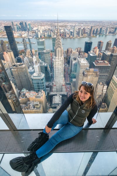 Човни в Центральному парку Центральний парк, ставок з човнами, висотні будівлі на задньому плані, Нью-Йорк.