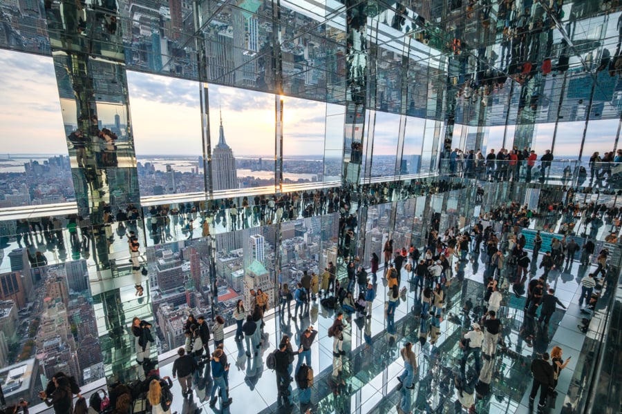 Сучасне мистецтво Музей сучасного мистецтва (MoMA) в Нью-Йорку: фасад будівлі з логотипом