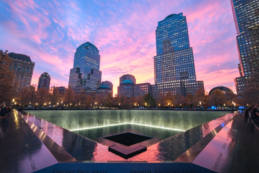 Літо в Центральному Парку Люди відпочивають на газоні в Центральному парку, Нью-Йорк влітку.