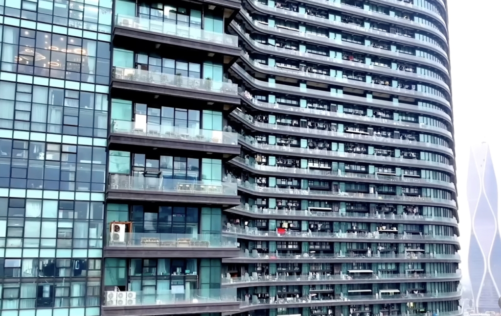 Як виглядає найбільша багатоповерхівка у світі, де живе 30 тисяч людей і є все для комфорту Як виглядає найбільша багатоповерхівка у світі, де живе 30 тисяч людей і є все для комфорту 3