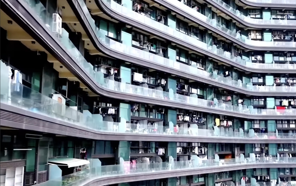 Як виглядає найбільша багатоповерхівка у світі, де живе 30 тисяч людей і є все для комфорту Як виглядає найбільша багатоповерхівка у світі, де живе 30 тисяч людей і є все для комфорту 2