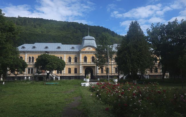 Колись тут гуляла знать і проводили бали: що відомо про палац Гредлів, що називали "держава Сколе" Колись тут гуляла знать і проводили бали: що відомо про палац Гредлів, що називали "держава Сколе" 1