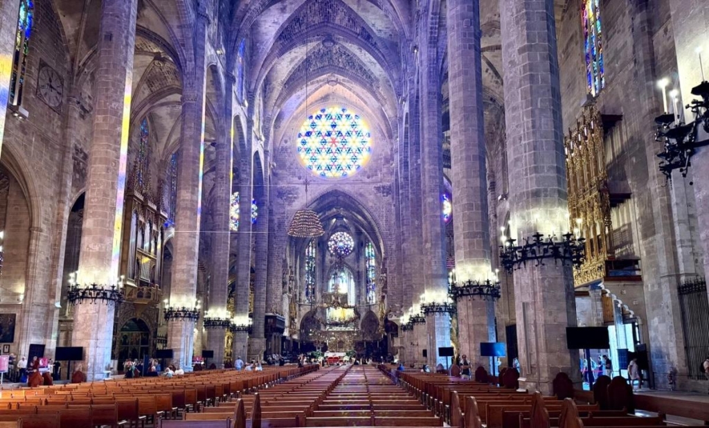 Майорка – середземноморський рай: коли їхати, що побачити і як відчути справжню душу острова 31 Знаменитий вітраж "Сонце Готики" в соборі Пальми / фото Наталія Петерварі