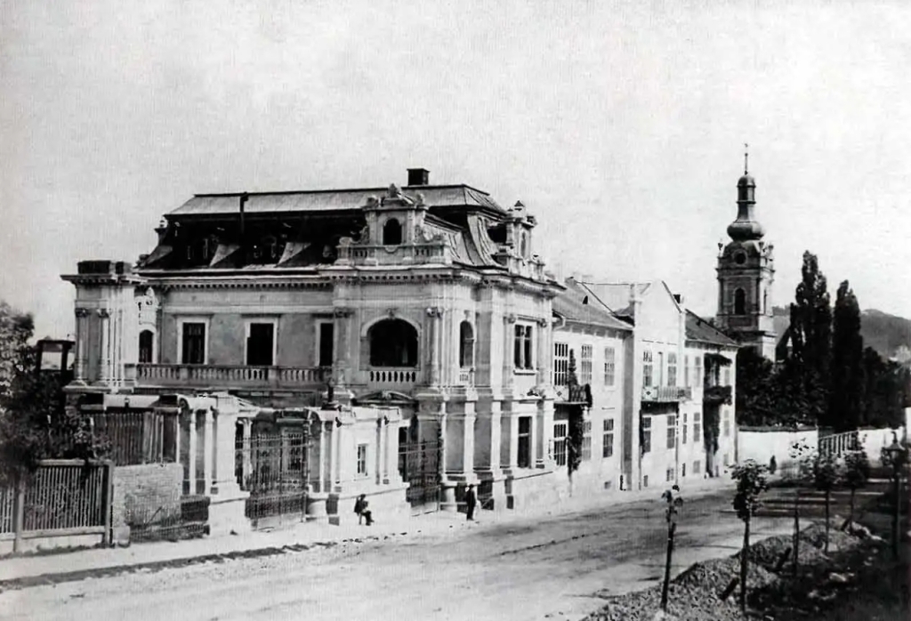 Таємниці палацу Сапігів: що приховує старовинна будівля французького бароко у самому центрі Львова Таємниці палацу Сапігів: що приховує старовинна будівля французького бароко у самому центрі Львова 2