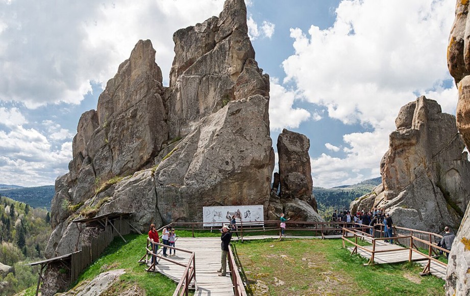 Урицькі скелі: де можна побачити дике диво Карпат, про яке знають одиниці Урицькі скелі: де можна побачити дике диво Карпат, про яке знають одиниці 4