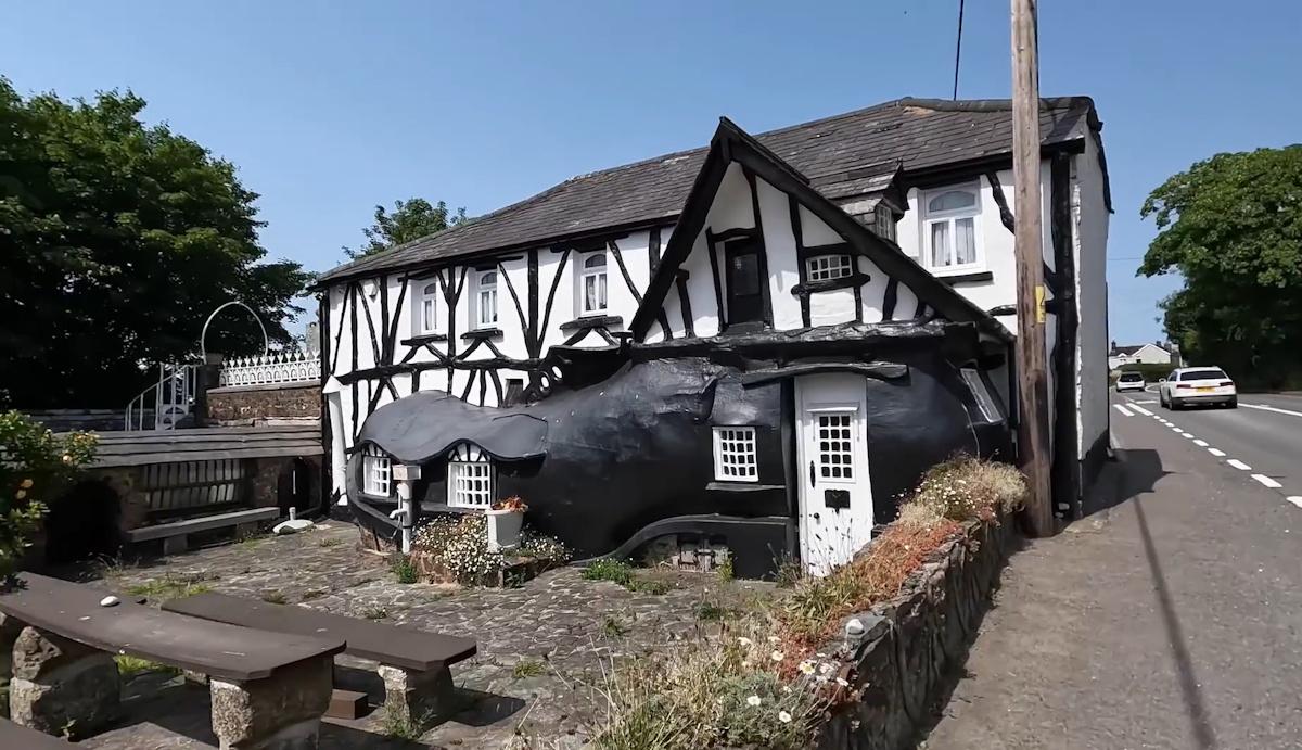 Величезний черевик ззовні і єгипетська труна всередині: названо найдивніший паб у світі 1 В