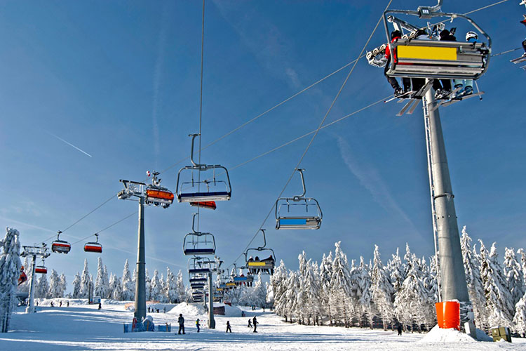 Карпатський сніжний рай Зимовий пейзаж Зеленця: засніжені гори та траси для катання на лижах
