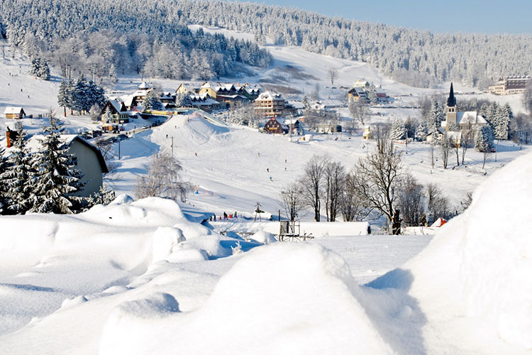 Зеленець: Альпійська Польща Зеленець взимку: гірськолижний курорт з альпійським кліматом, ідеальний для зимового відпочинку