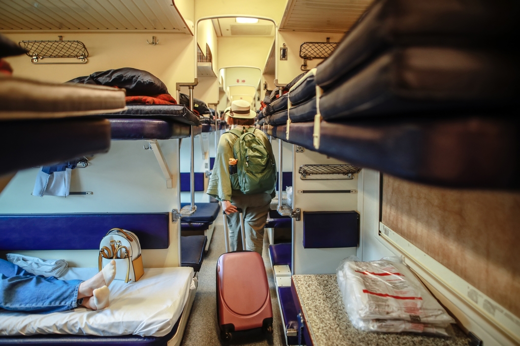 Зручності нічного потяга Деталі інтер'єру нічного потяга: розетка для зарядки гаджетів, лампа для читання.