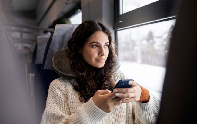 Комфортна подорож нічним потягом Внутрішній вигляд купе нічного потяга, підготовка до комфортної подорожі, чиста постіль.